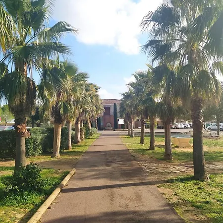 Au Petit Bonheur Nyaraló *